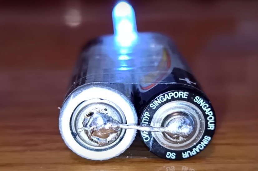 Скільки за часом горітиме світлодіод від батарейки?