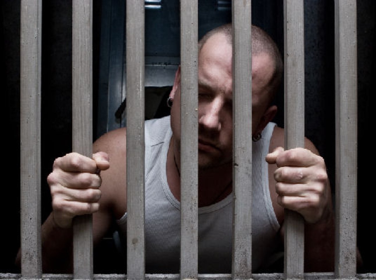 Арестант 5. Человек за решеткой. Тюремная решетка. Заключенный за решеткой. Человек сиди за решеткой.