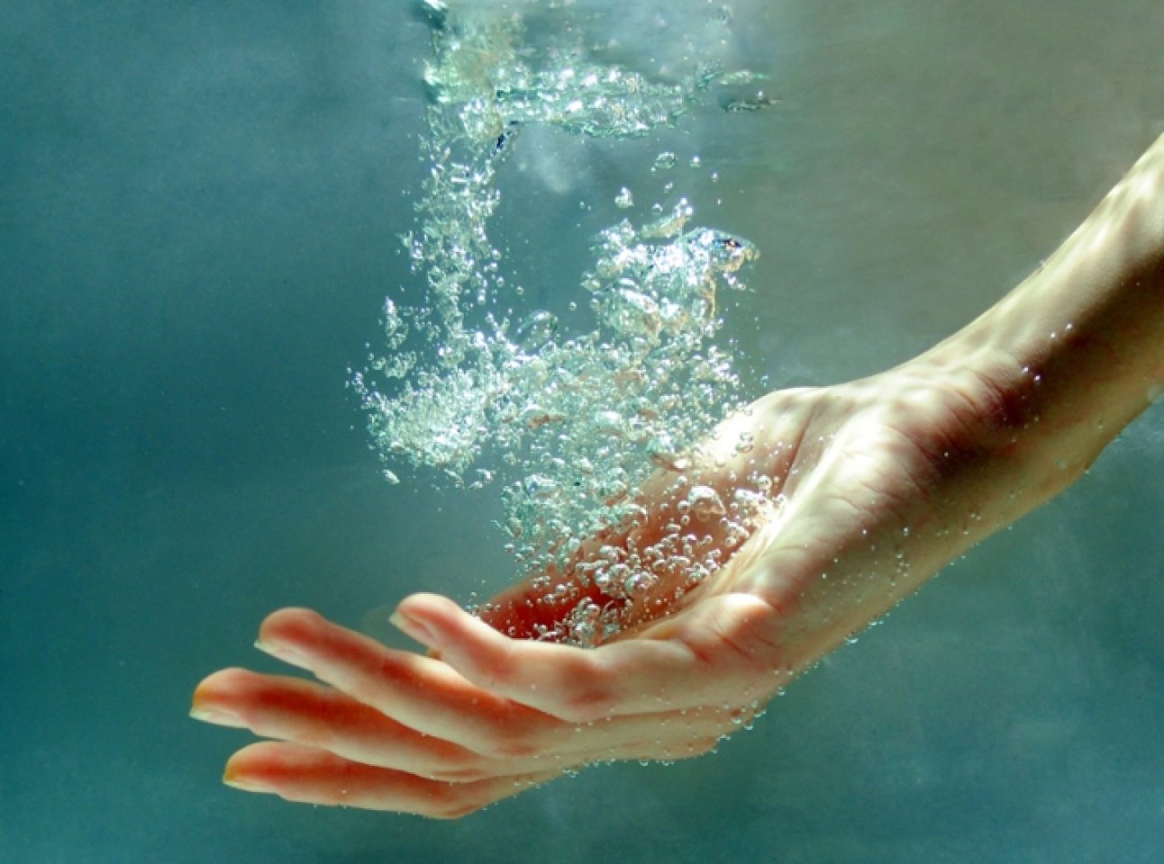 Живой утонуть. Вода в руках. Рука под водой. Рука из под воды. Рука из воды.