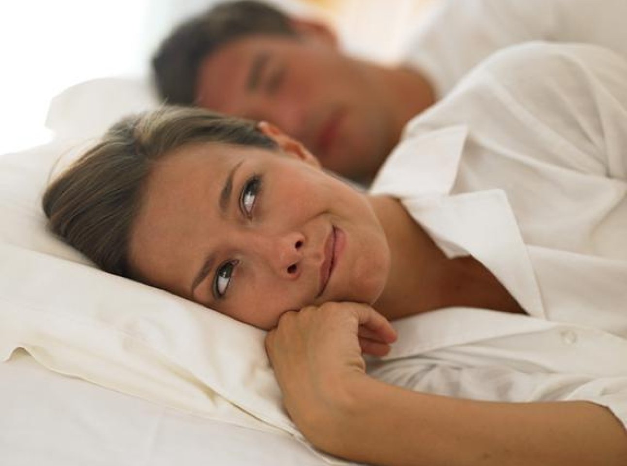 Объятия в постели. Спящей младшей сестрёнке в. Половое сношение мужчины и женщины. Как ублажить мужа в постели. Мужчина и женщина лежат в постели.