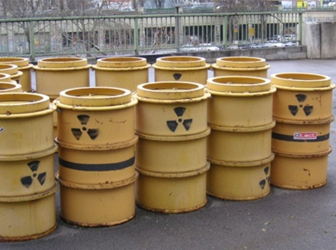 Ядерные отходы. Хранилище жидких радиоактивных отходов Северск. Радиационные отходы Северск радиоактивные. Сибирский химический комбинат захоронение. Радиоактивные отходы (РАО) Томск.