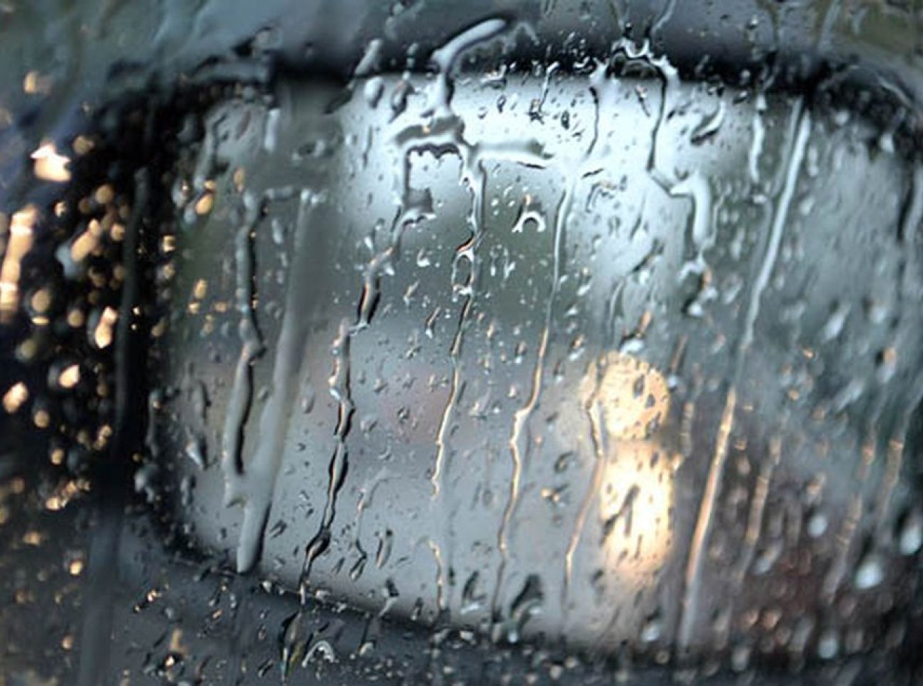 Окно в дождевых каплях. Капли на стекле. Машина дождь. Дождливое окно. Дождливое окно машины.