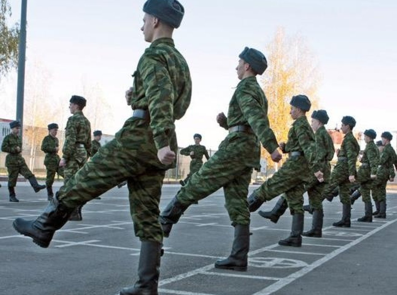 Что делают военнослужащие. Будни солдата в армии. Зарядка в армии. Солдаты на зарядке. УФЗ В армии.