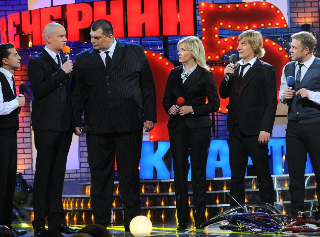 Участники шоу квартал 95. Покажи 95 квартал. Режиссер 95 квартала. Студия 95 квартал участники. Квартал 95 участники.