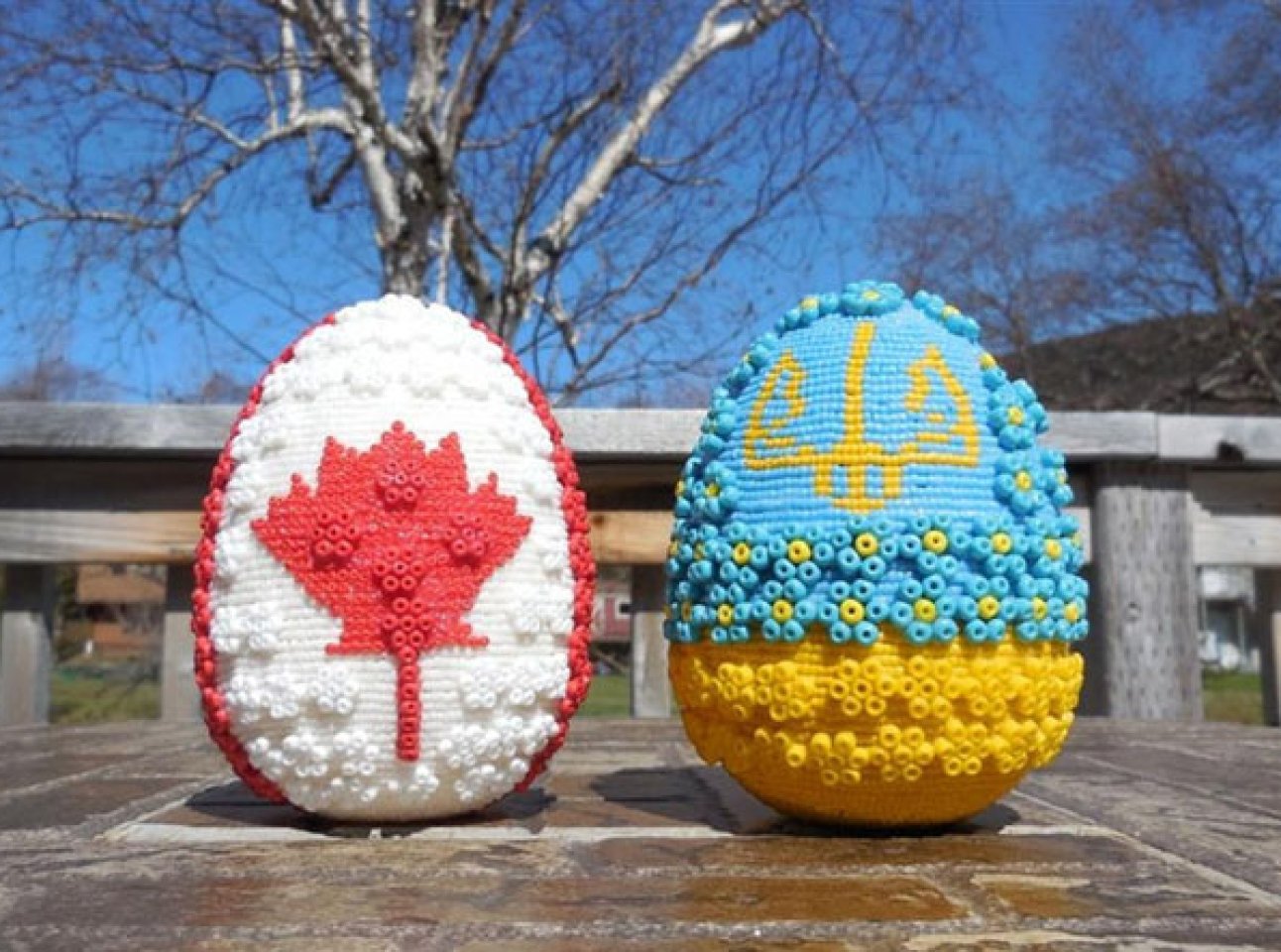 Пасха в канаде 2024. Пасха в Канаде. Украинские пасхальные яйца. Канада самое большое пасхальное яйцо. Пасхальные яйца флаги.