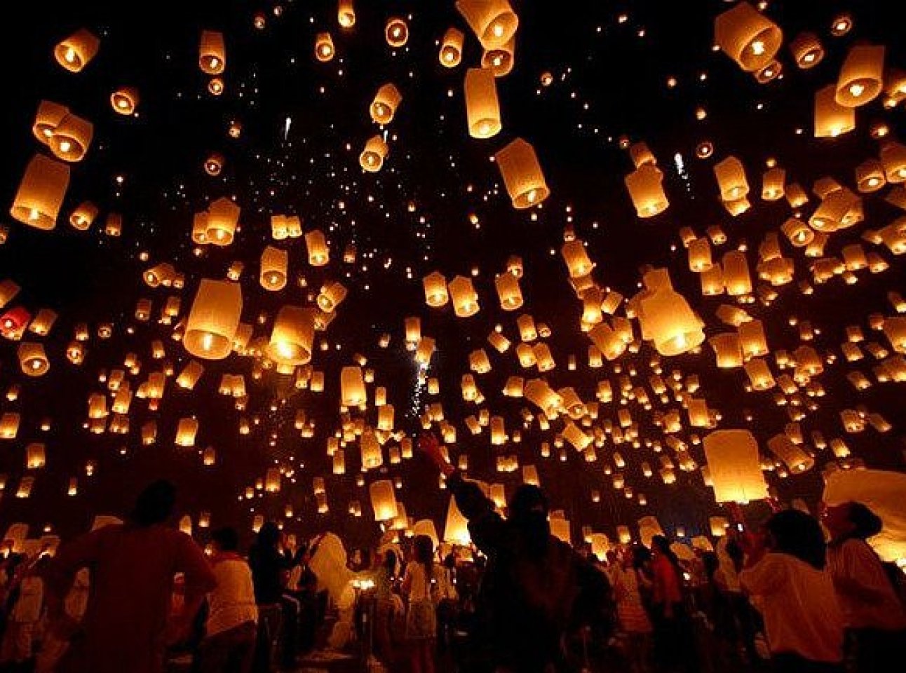 Нагасакский фестиваль фонарей. Фестиваль воздушных фонариков 12 октября. Фестиваль фонариков в тайване. Фестиваль воздушных фонариков тайланд. Нагасаки фестиваль фонарей.