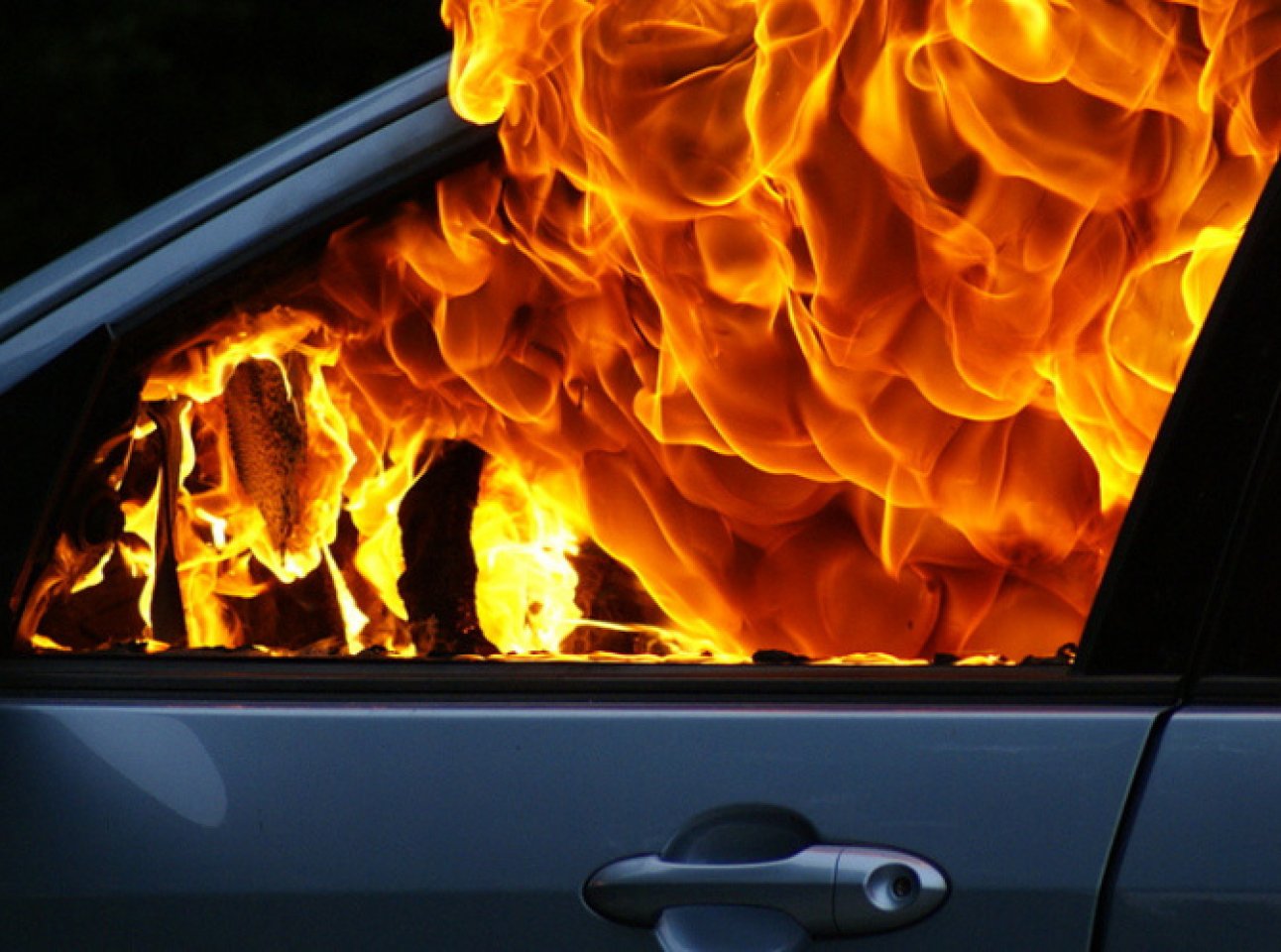 Машина горит машинки