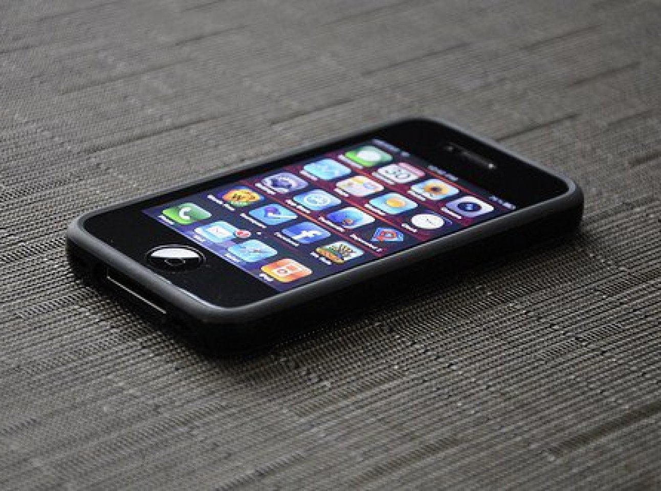 Айфон ворованный. Iphone в кармане. Кража айфона. Айфон за 500 рублей. Кража айфона.