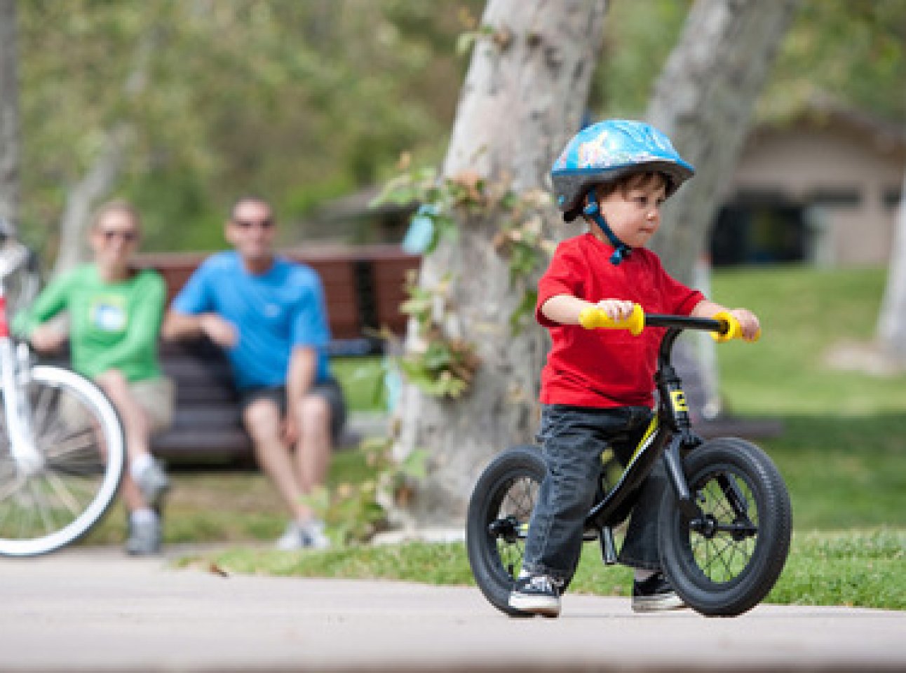 Правильный беговел. Ребенок на большом велосипеде. Дети на больших велосипедах. Маленький ребёнок на большом велосипеде. Велосипед фото для детей.