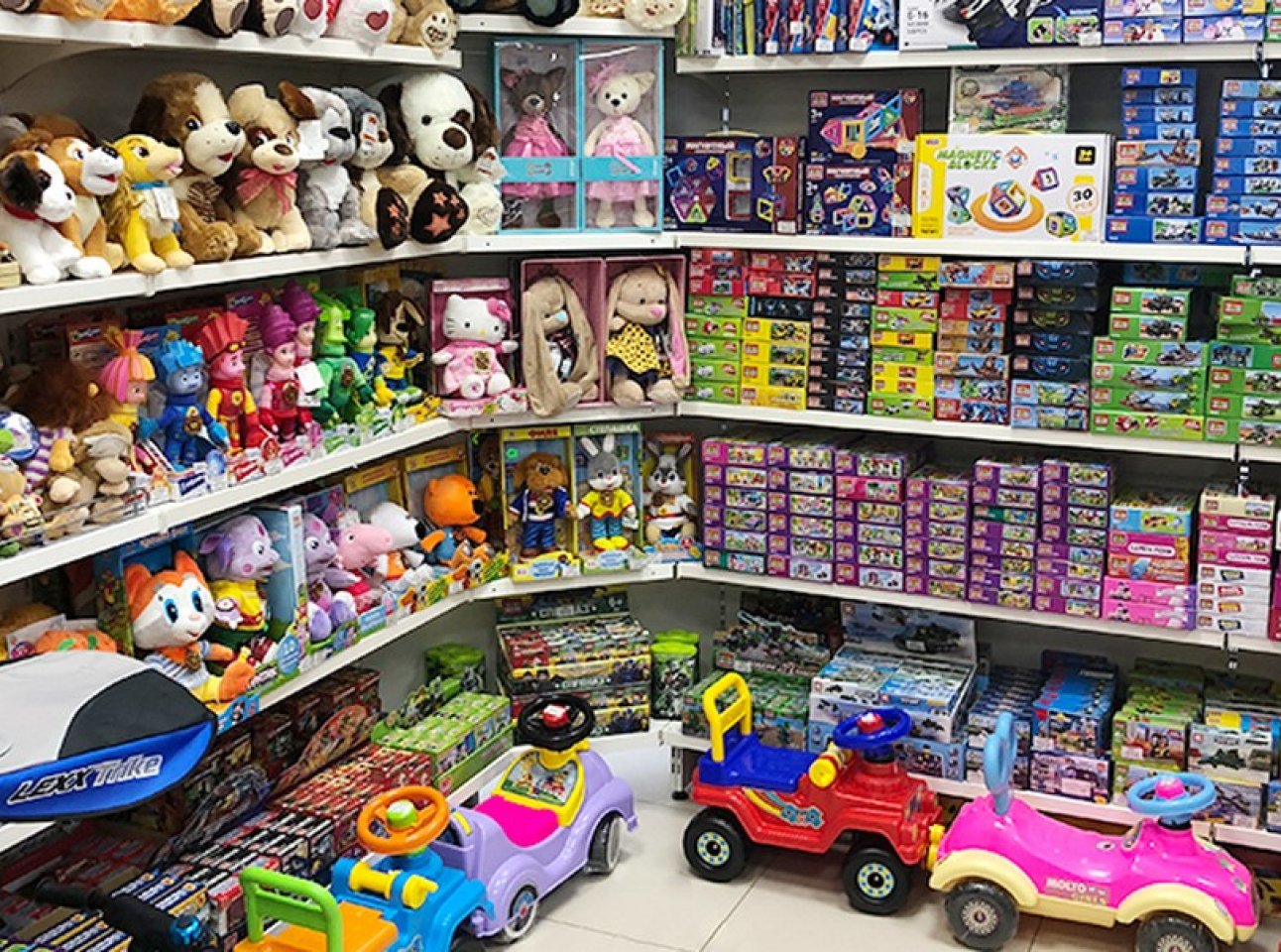 В каком магазине игрушек можно купить. Магазин игрушек. Детские игрушки. Витрина с игрушками. Детские игрушки магазин.