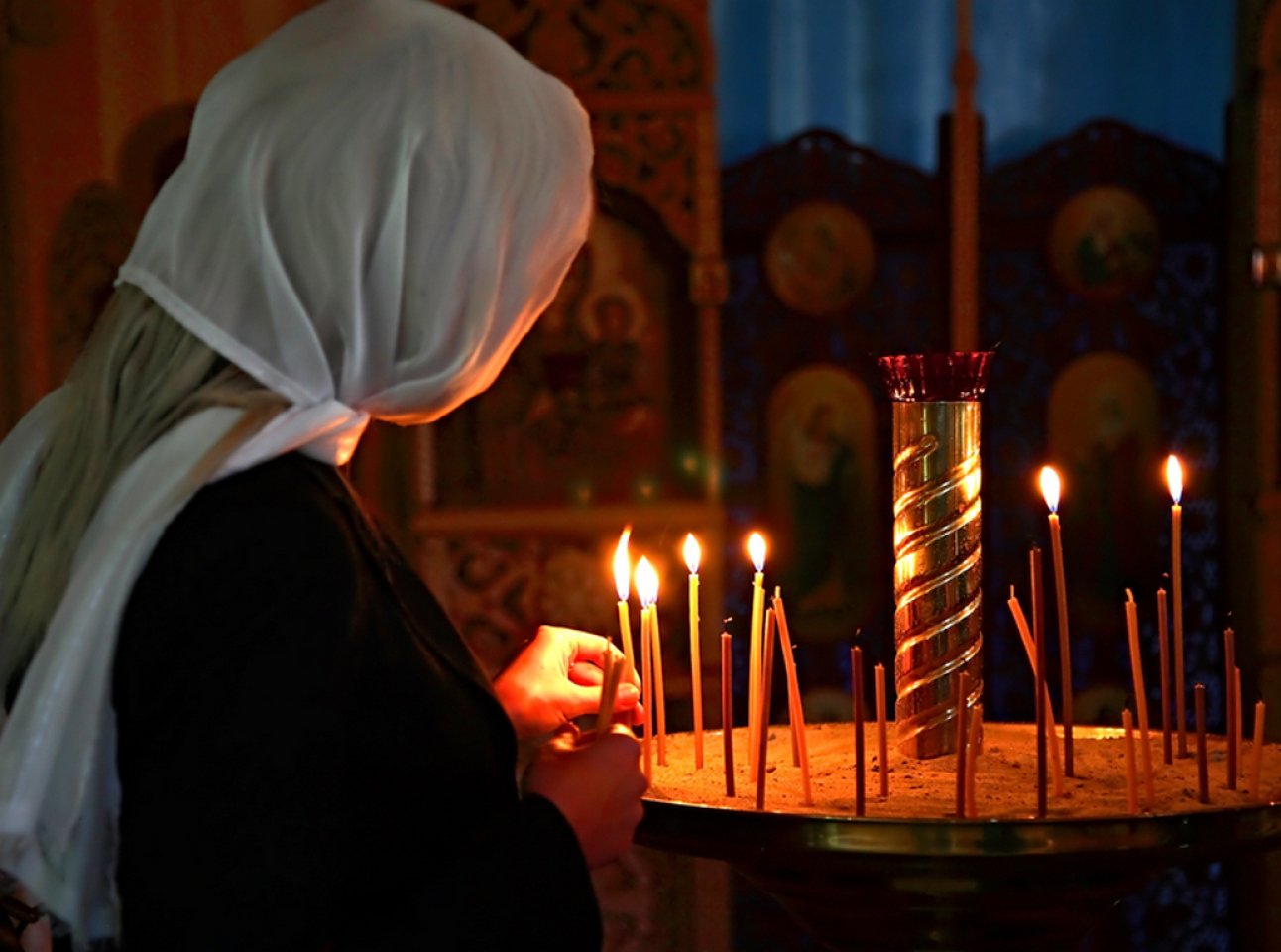 Свечи перед операцией. Свечи в церкви. Девушка молится в храме. Женщина со свечой в храме. Девушка в храме.