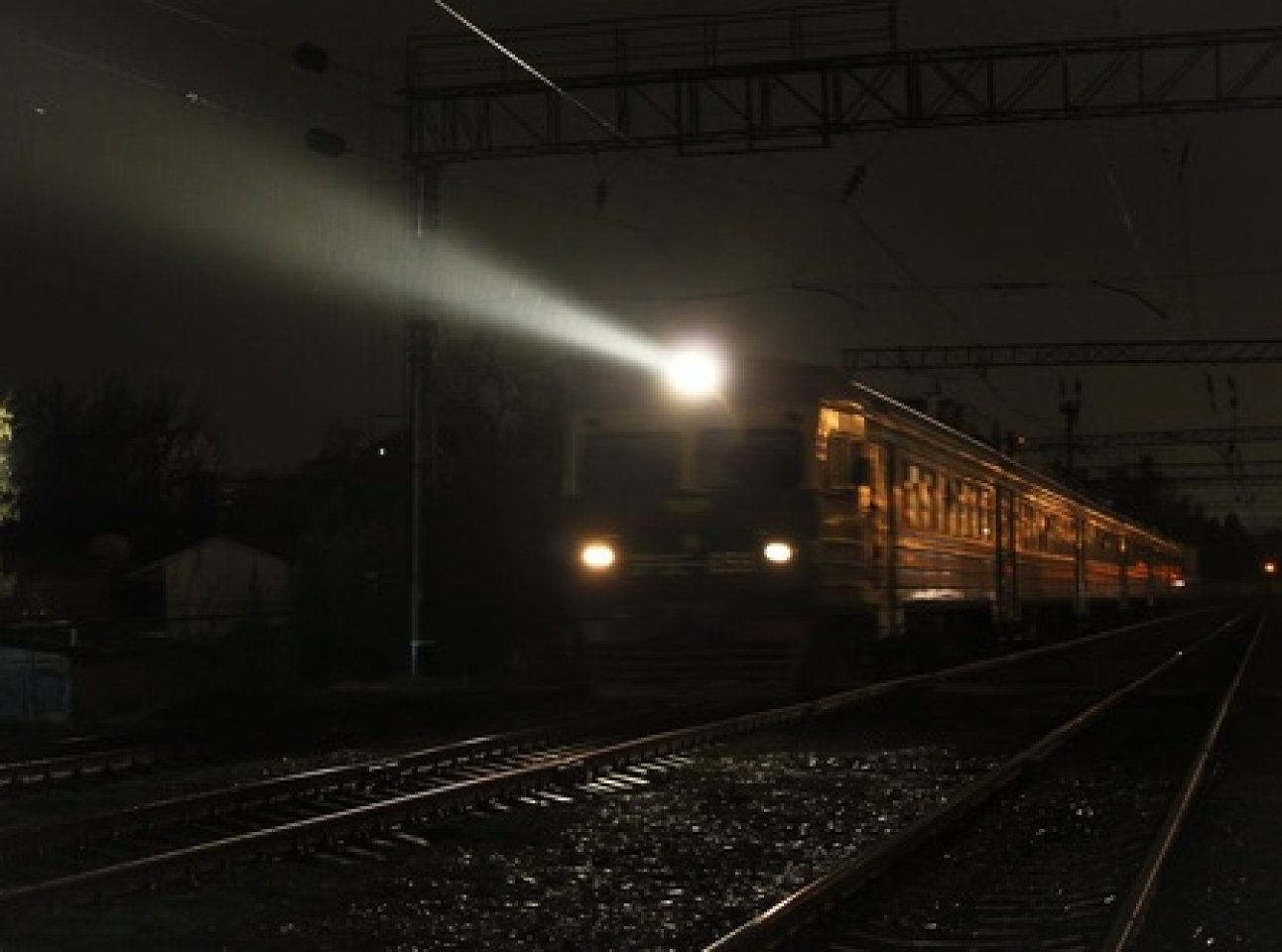 Прожекторы локомотивов. Железная дорога ночью. Поезд ночью. Поезд вечером. Поезд едет ночью.