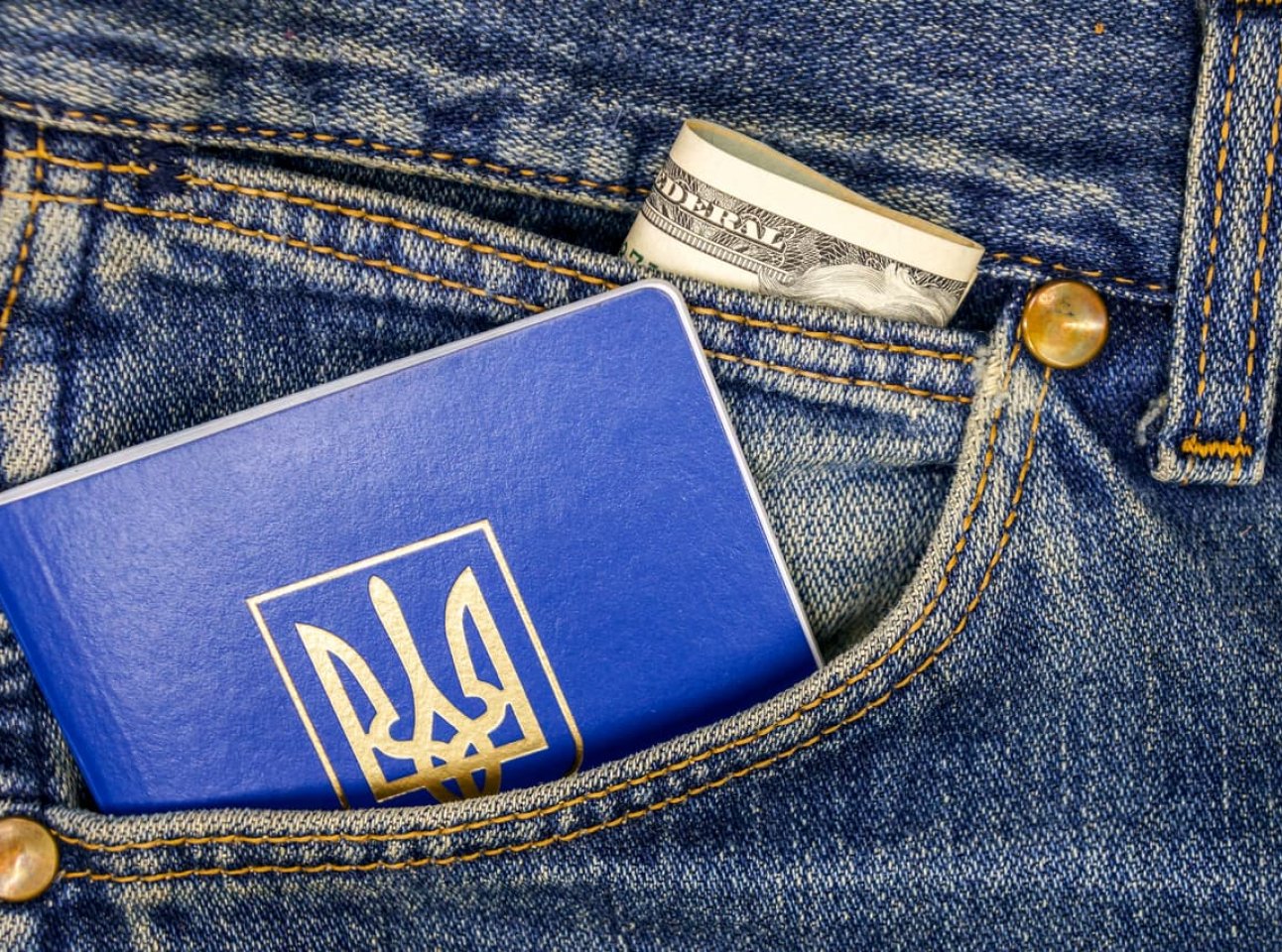Із 1 січня 2024 року українців, які виїхали за кордон, штрафуватимуть ...