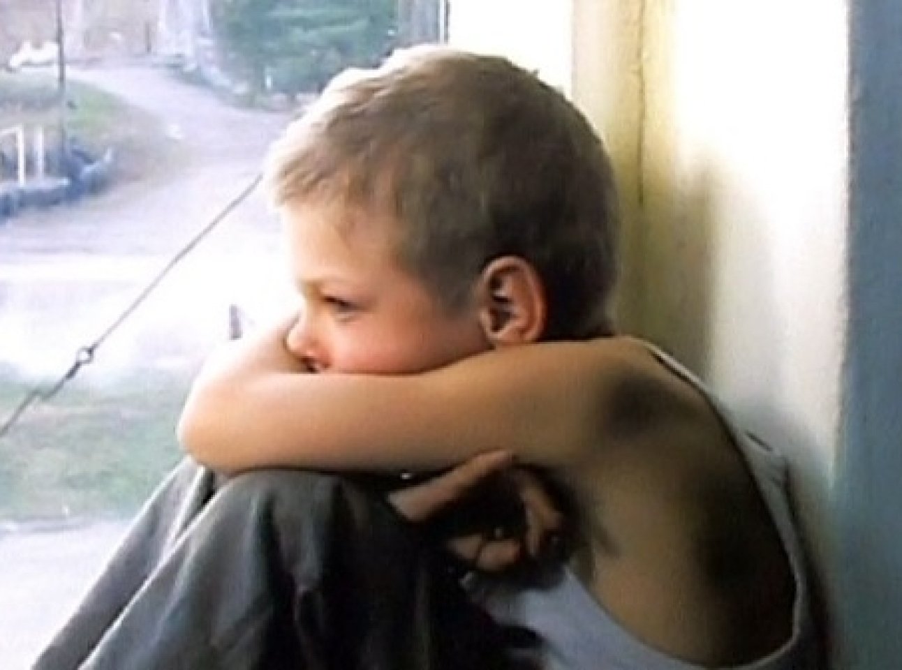 Детский дом. Жизнь детей в детском доме. Мальчик в детском доме. Мальчик в детдоме. Жизнь детей в детском доме.