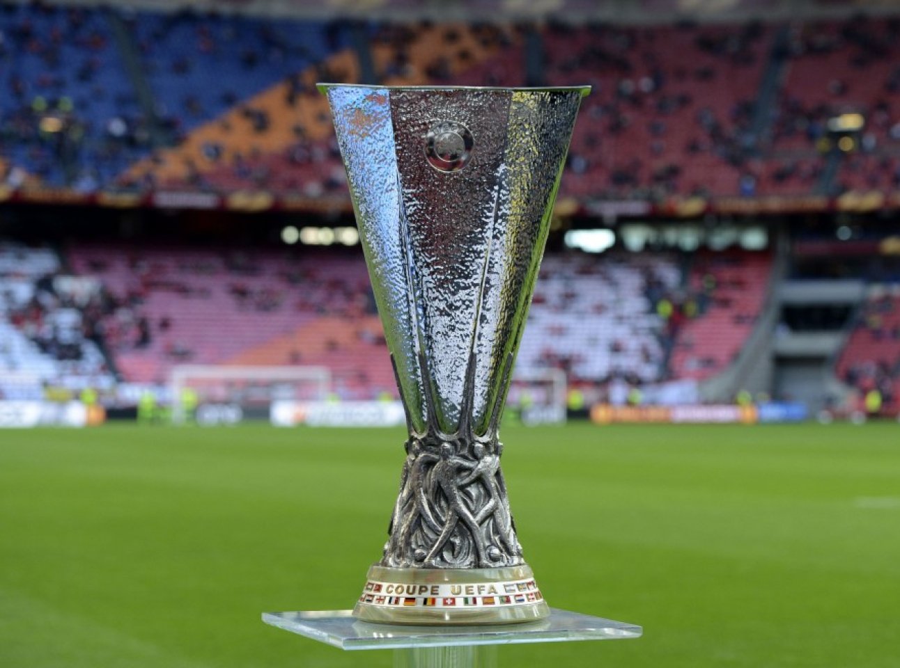 Ли уефа. Кубок Лиги Европы УЕФА. UEFA Europa League Trophy. UEFA Europa League kubok. Кубок Лиги Европы трофей.