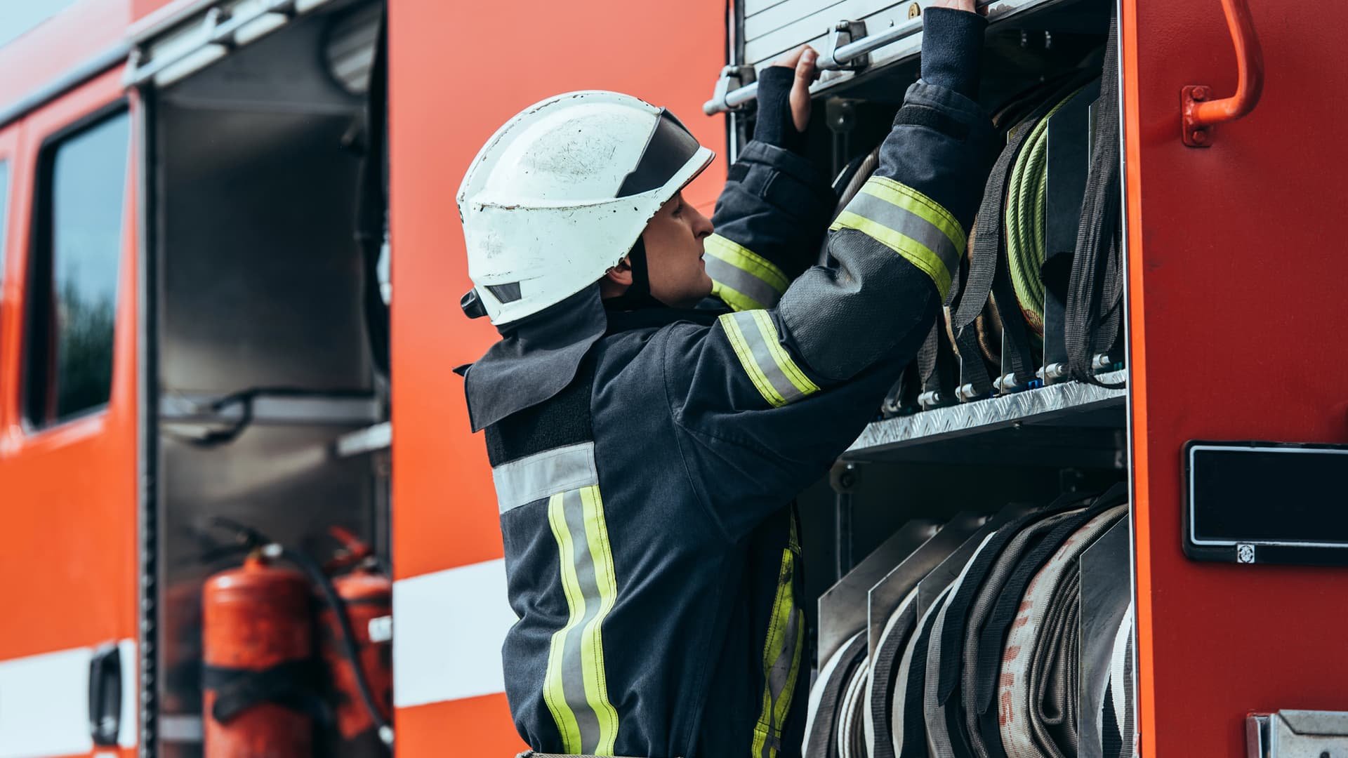 У Мукачеві під час пожежі вогнеборці врятували жінку