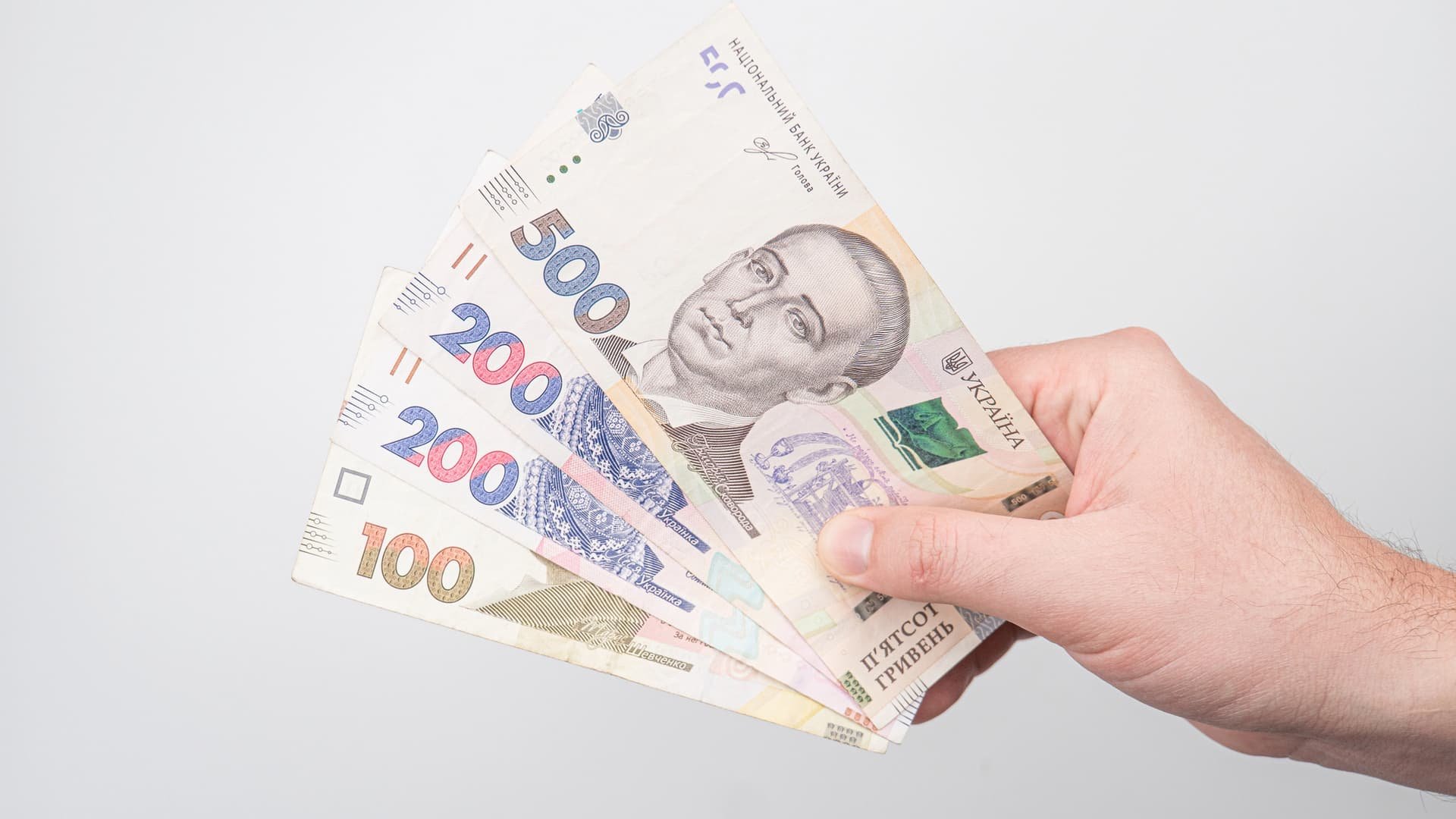 15 січня на картку нарахують мінімум 2000 гривень: хто у четвер одержить грошову допомогу