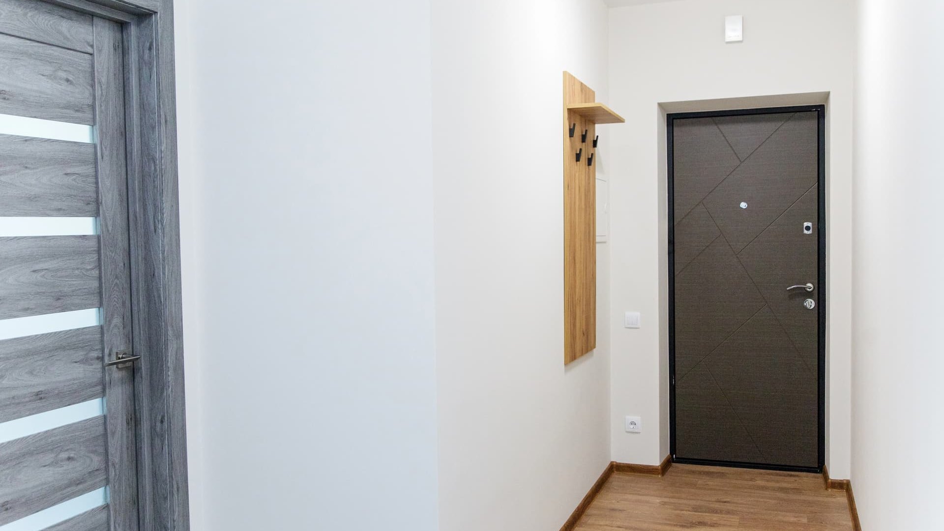 В одній із багатоповерхівок Ужгорода знайшли тіло жінки