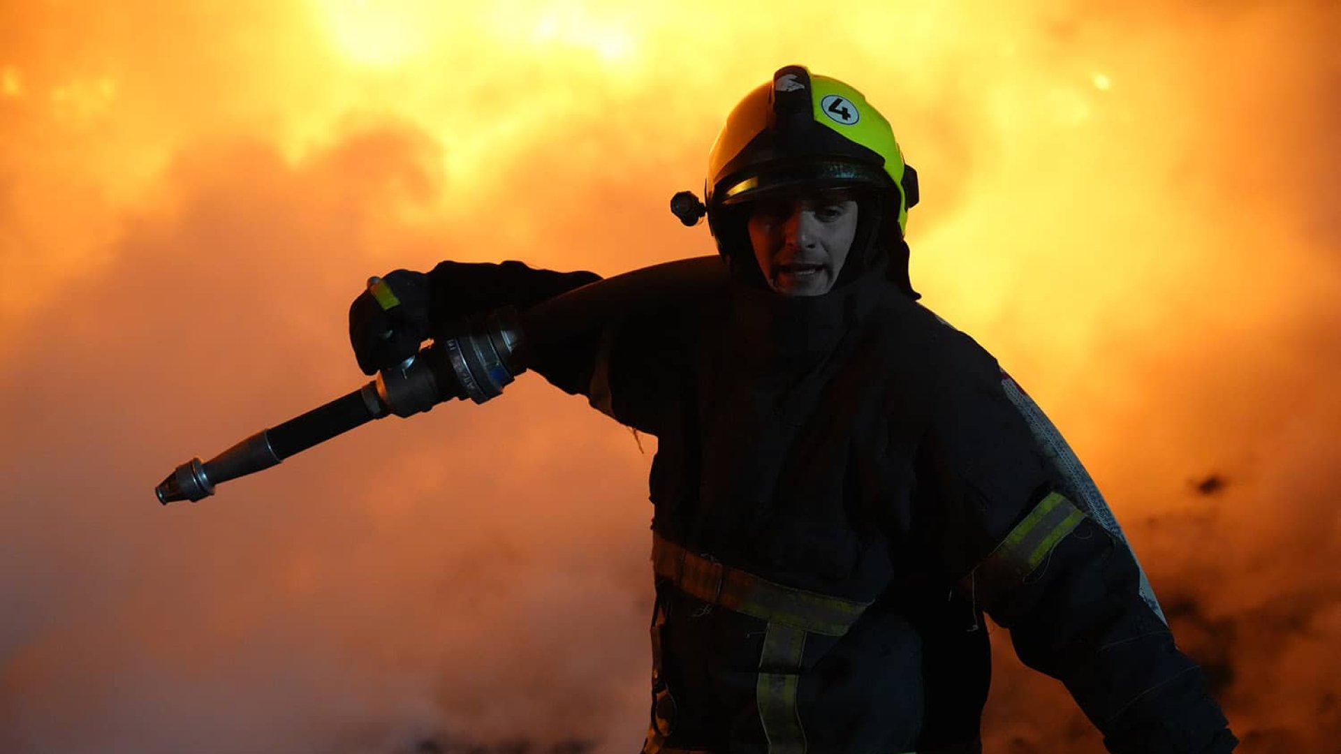 На Закарпатті з учора гасять значну пожежу: людям в окрузі радять зачинити вікна