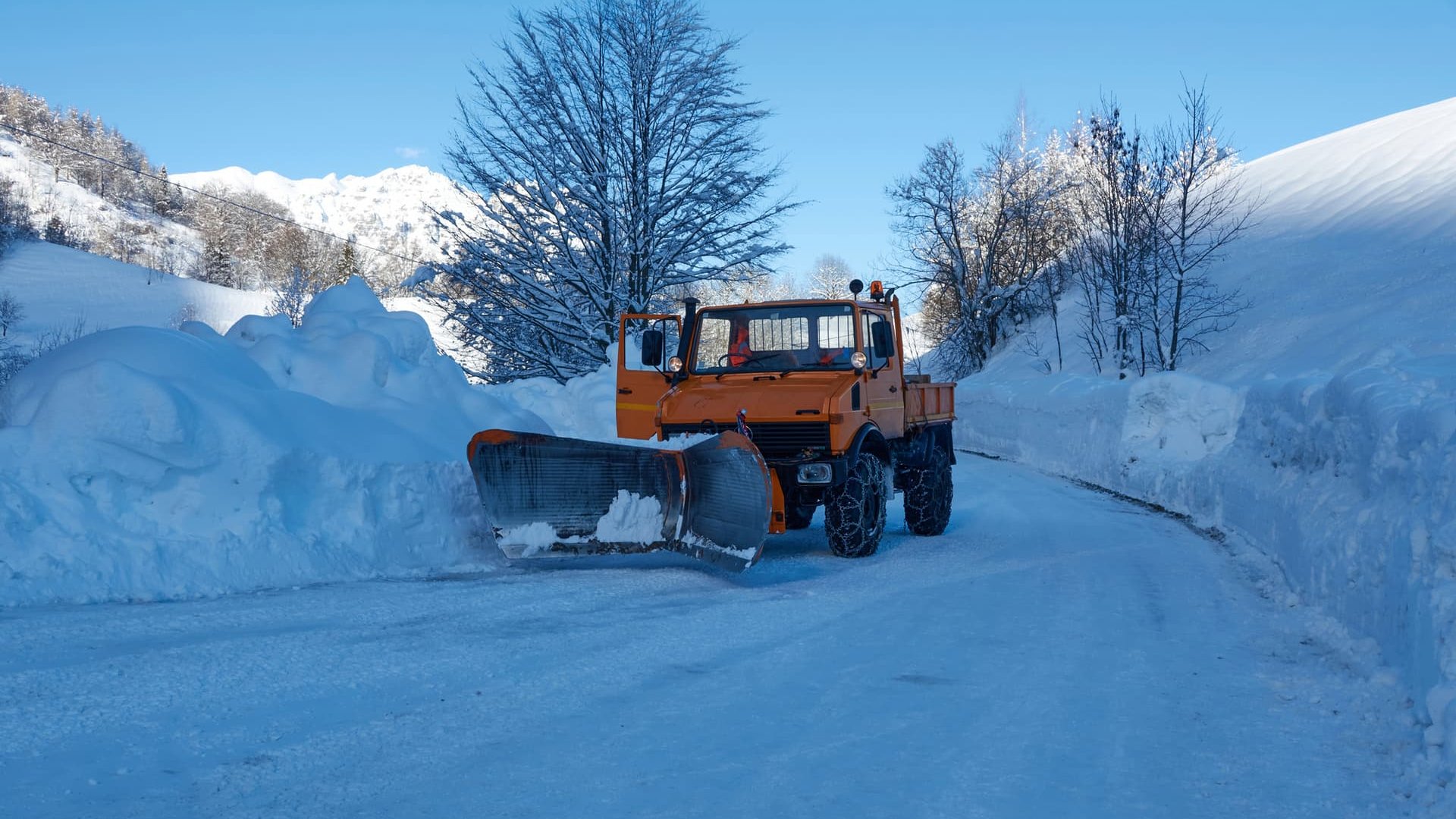 Дорожні служби на Закарпатті працюють у цілодобовому посиленому режимі