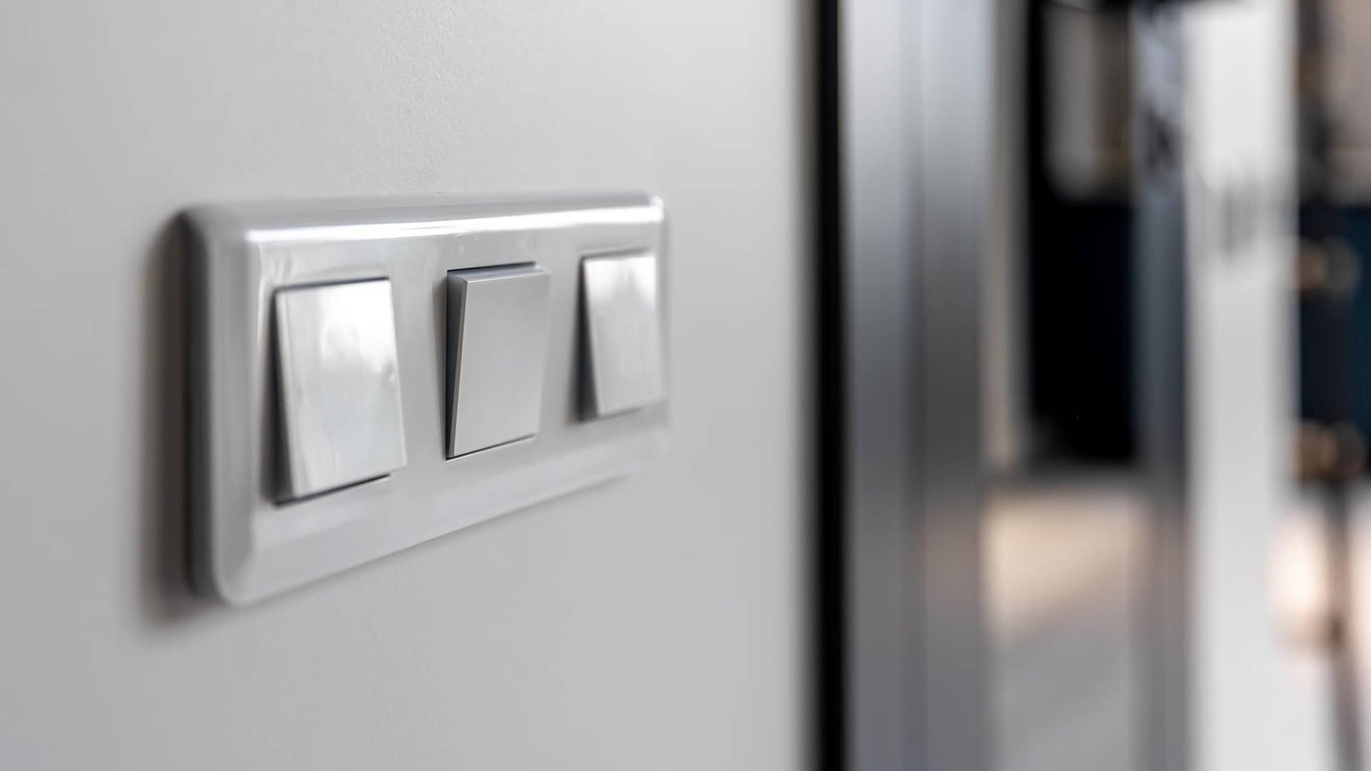 У суботу світло вимикатимуть на кілька годин: графік відключень на 8 листопада