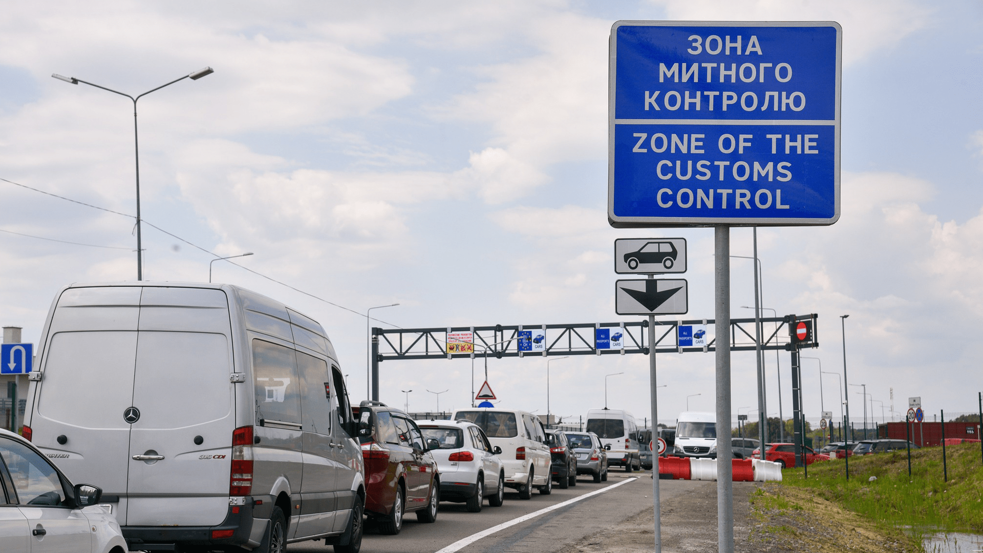Для українців, які їдуть за кордон, озвучили важливе пояснення