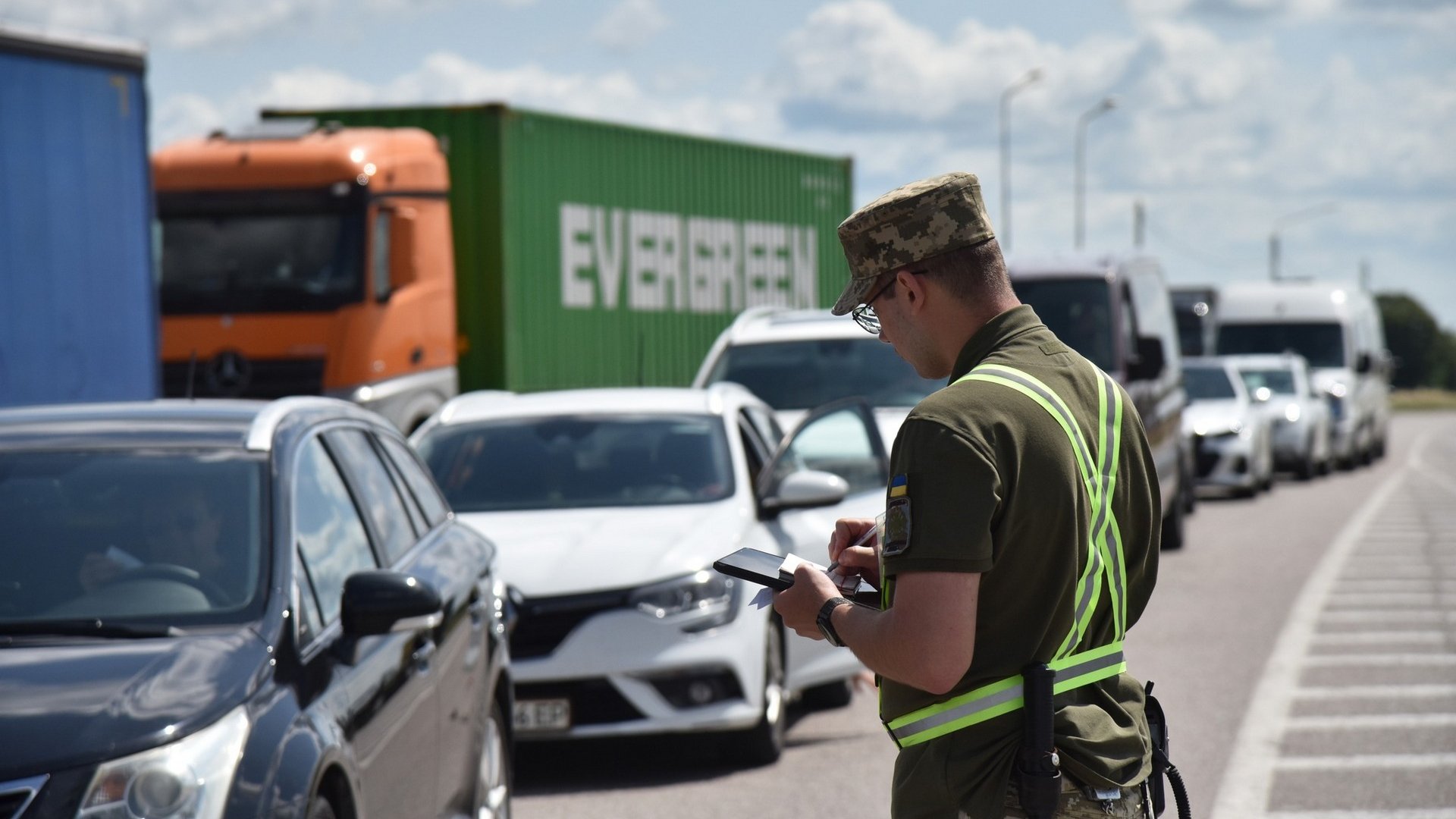 Чоловікам віком до 22 років дозволили виїжджати за кордон Чоловікам віком до 22 років дозволили виїжджати за кордон