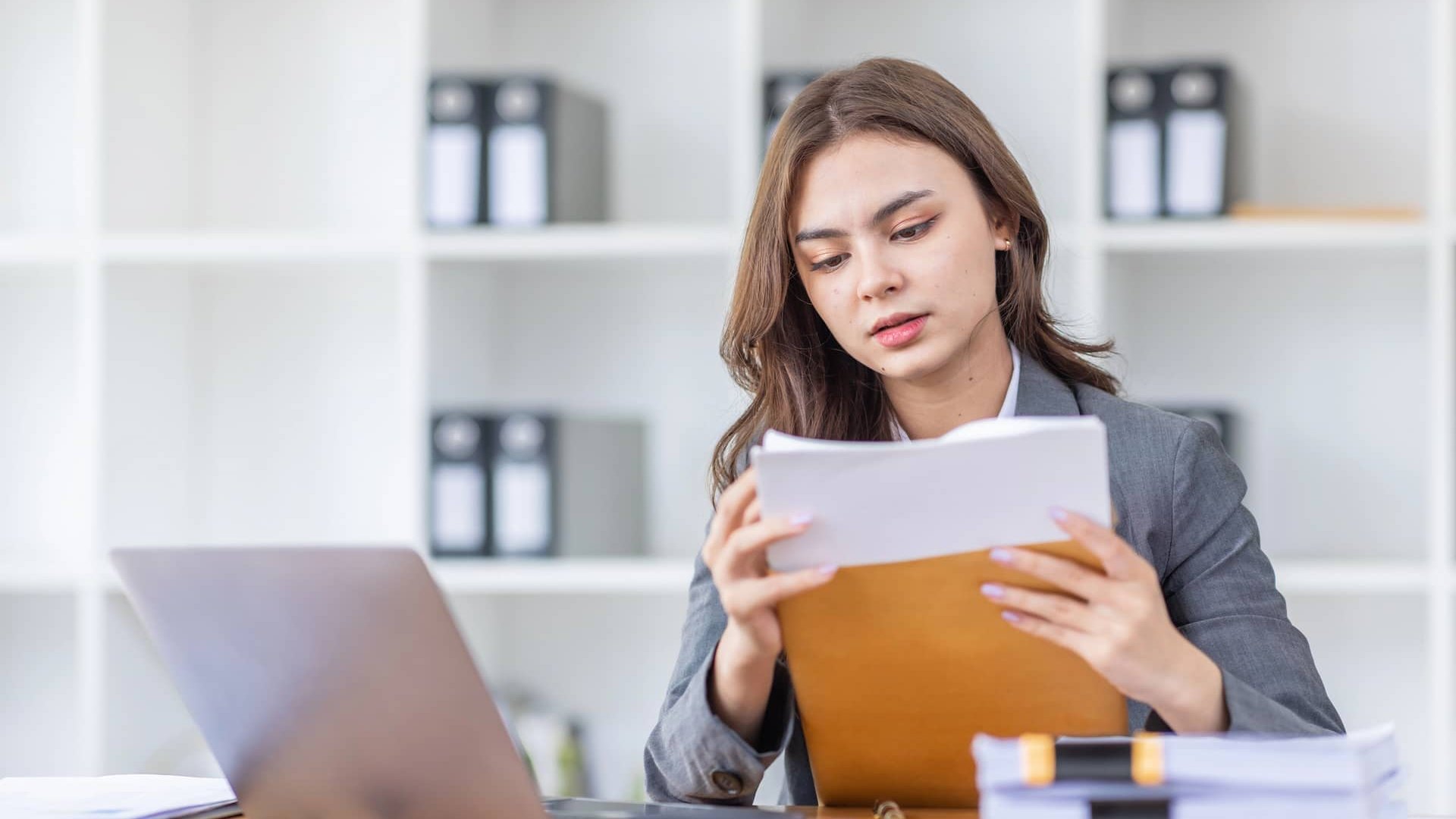 Яка робота із зарплатою від 15 тисяч гривень є на Закарпатті