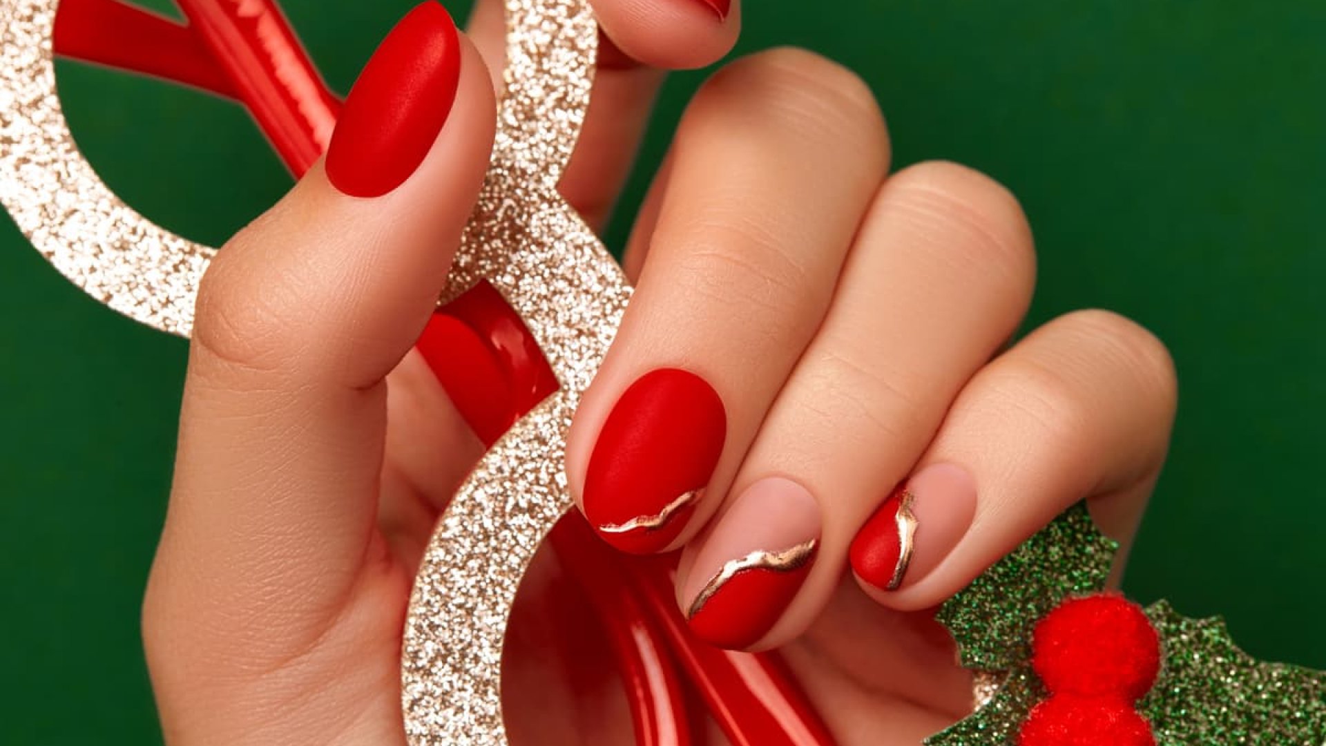 Манікюр на Новий рік 2026: який колір та дизайн обрати