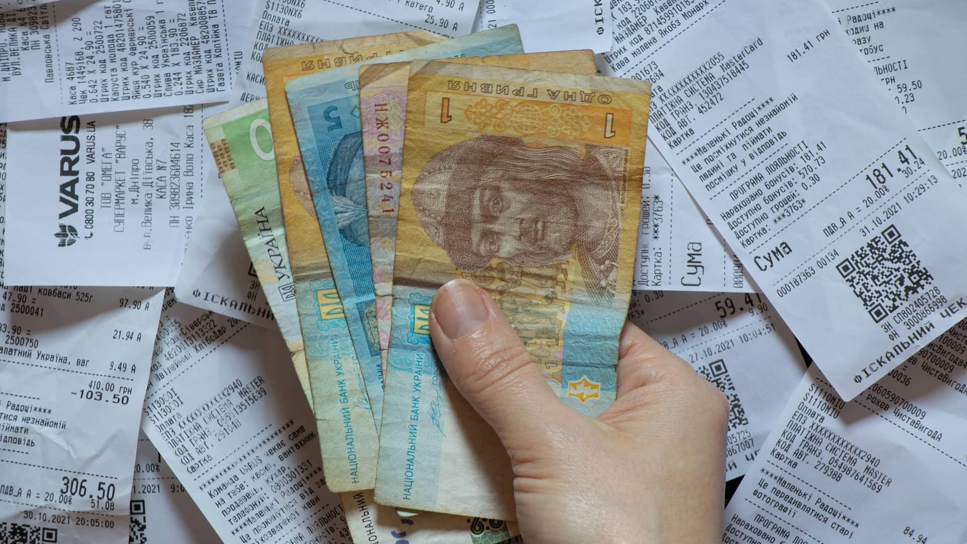 Якими гривнями більше не можна розрахуватись у магазинах: їх не візьмуть на касі