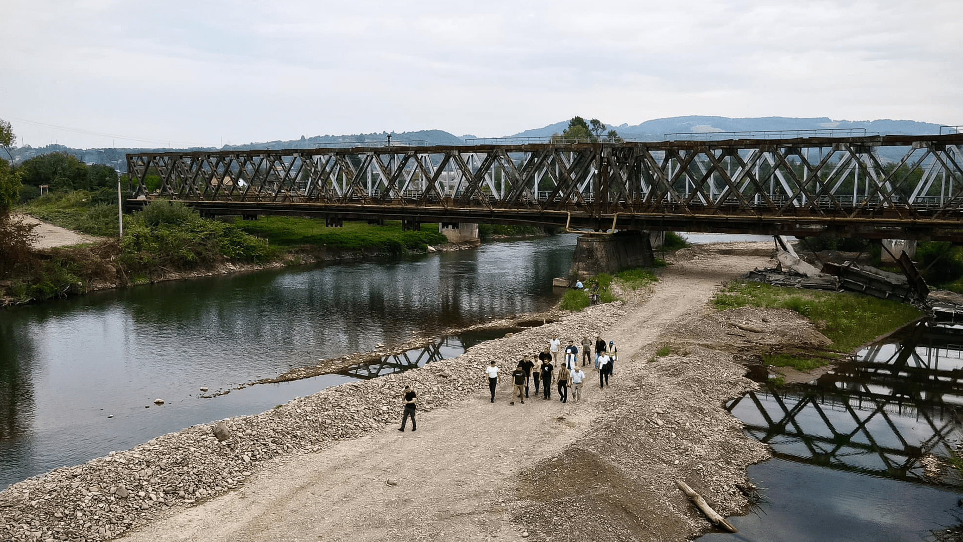 Замість зруйнованого: на Закарпатті почали зводити тимчасовий міст через річку Тересва