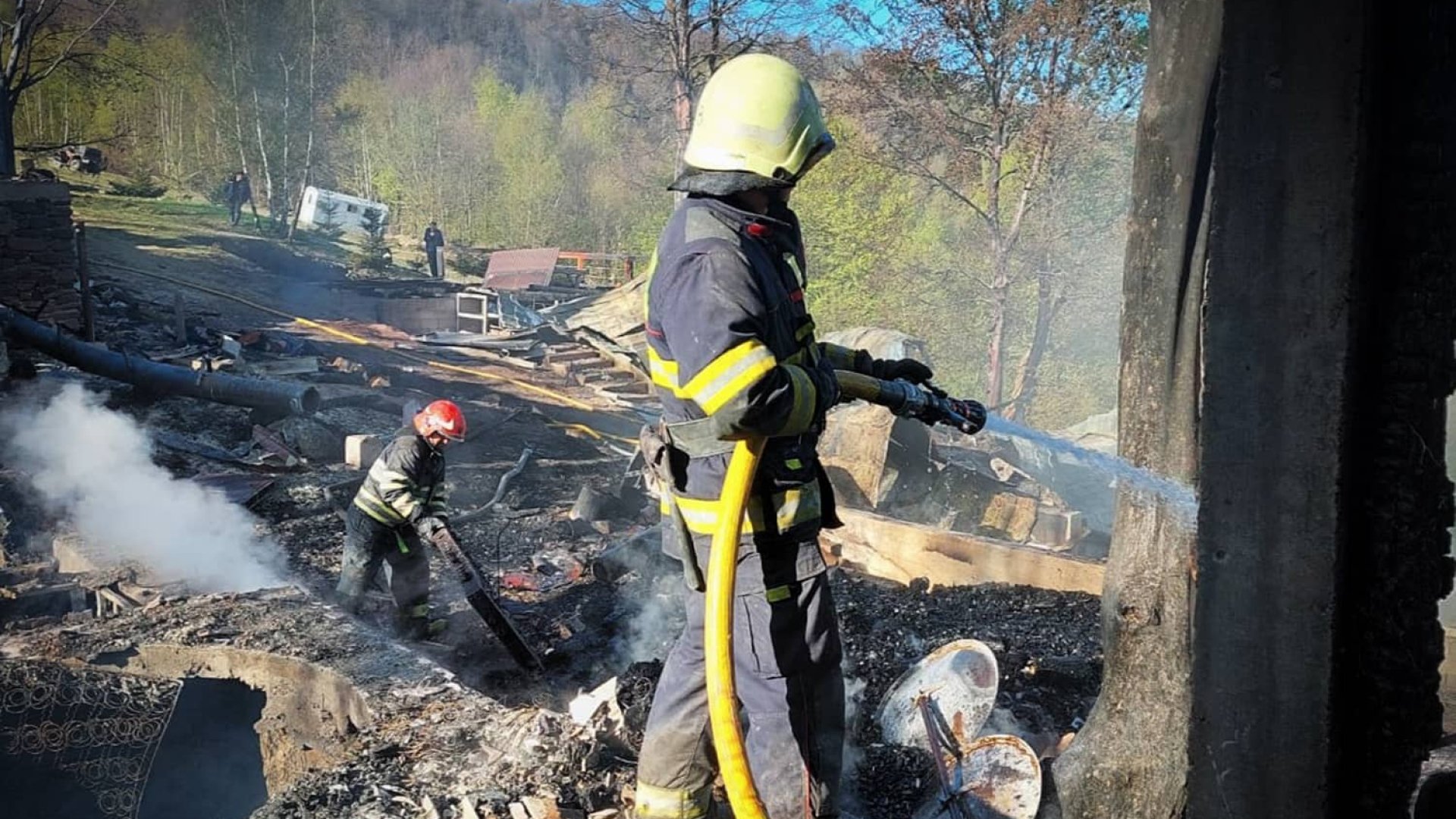 Вночі на Закарпатті згорів готель: де це сталось та фото від рятувальників