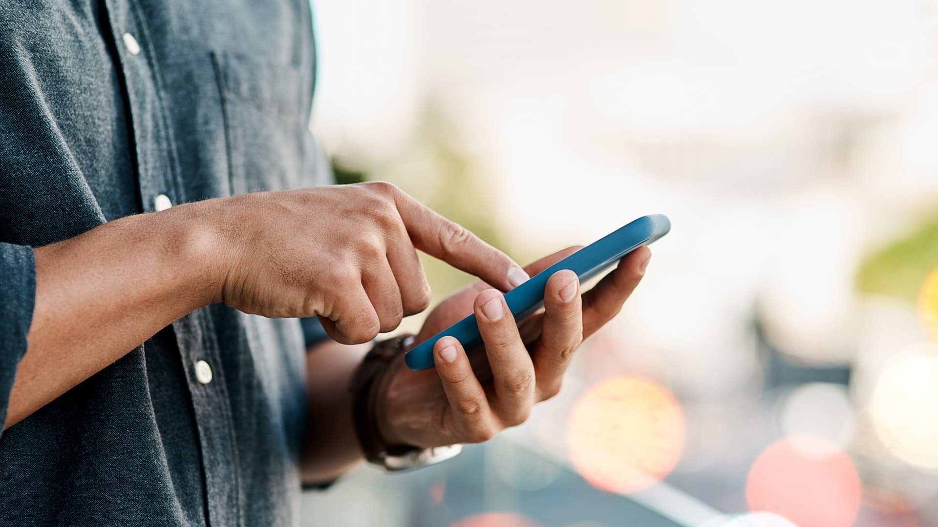 Українці отримують такі повідомлення: Vodafone озвучив пояснення для своїх абонентів Vodafone масово надсилає своїм абонентам повідомленняпро зміни