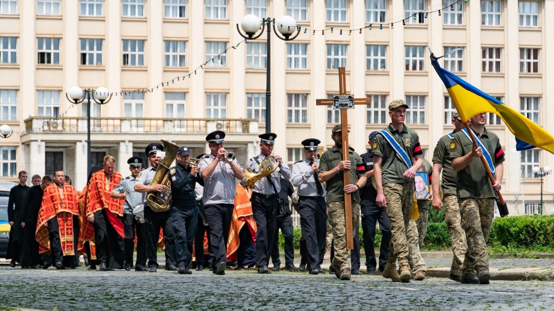 В Ужгороді провели в останню путь Василя Рошка