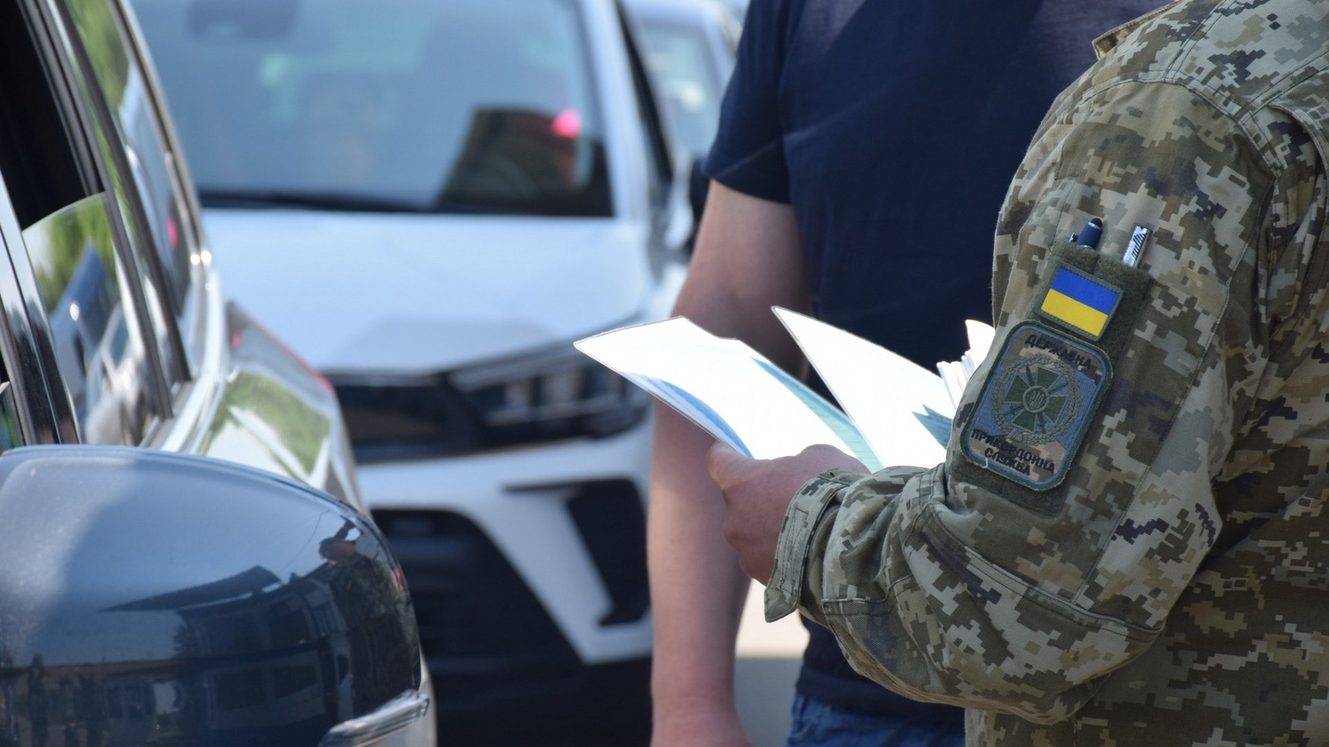 Частині чоловіків можуть дозволити виїжджати за кордон Частині чоловіків можуть дозволити виїжджати за кордон