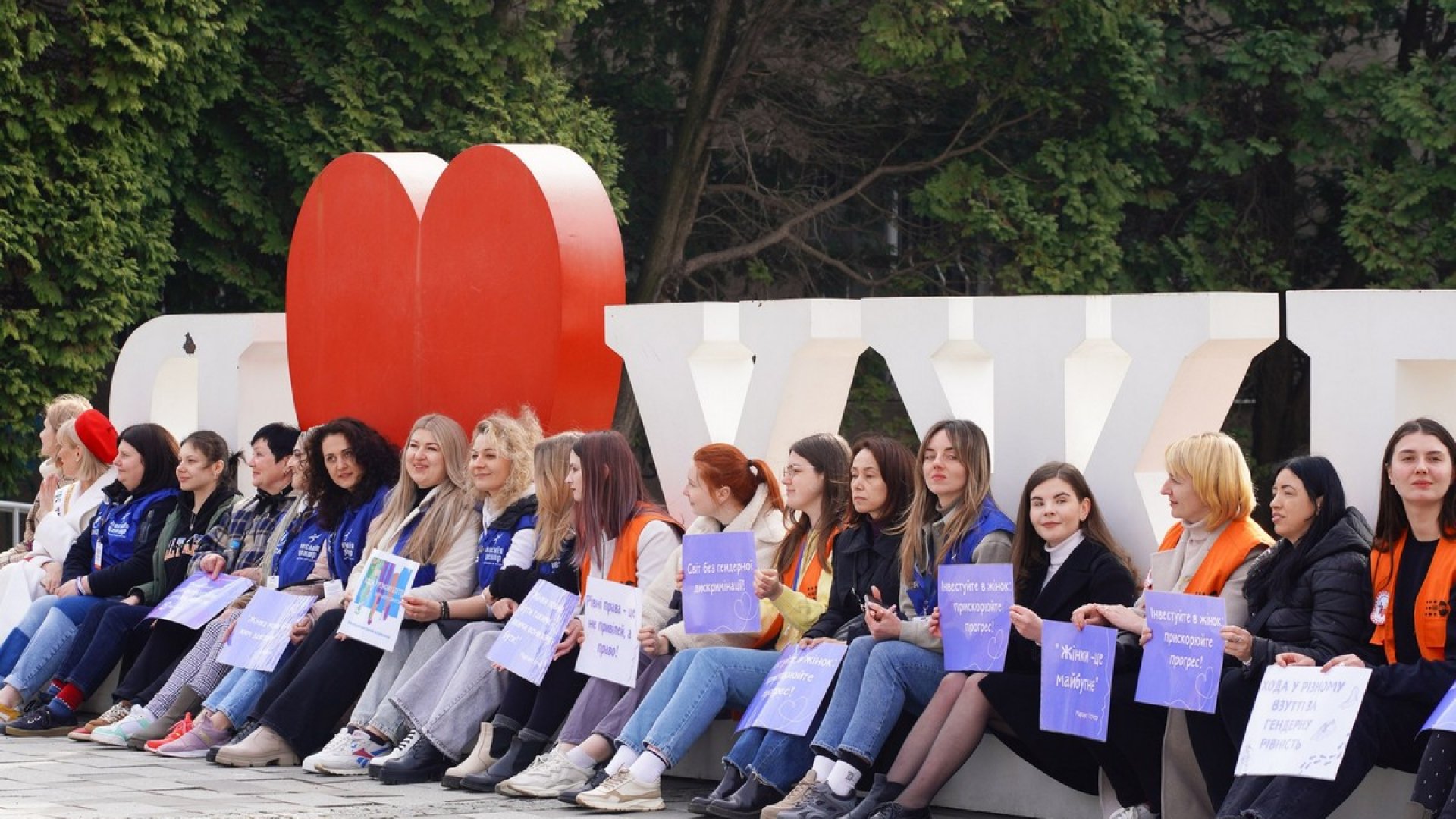 У Міжнародний день боротьби за права жінок в Ужгороді провели низку заходів