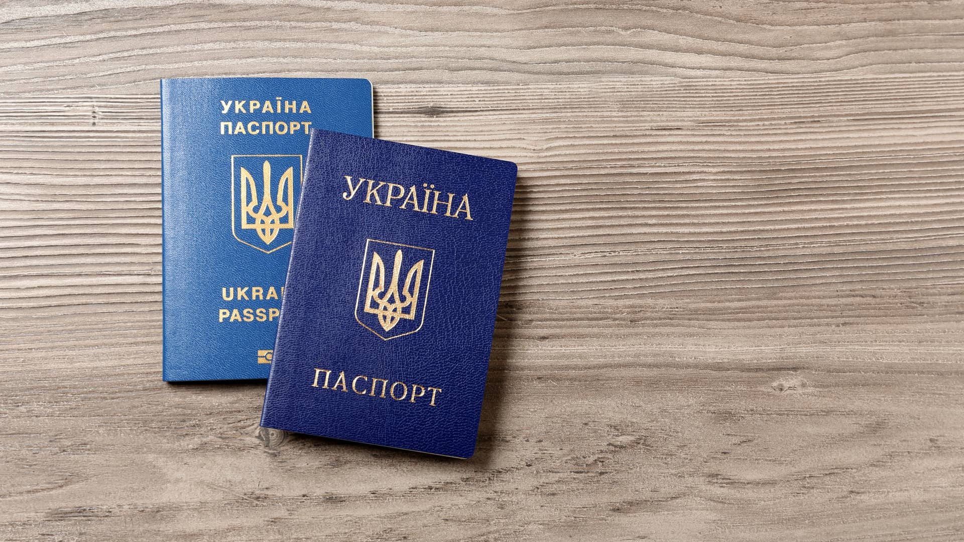 Закарпатцям пояснили, кому потрібно оновити паспорт та яка ціна оформлення