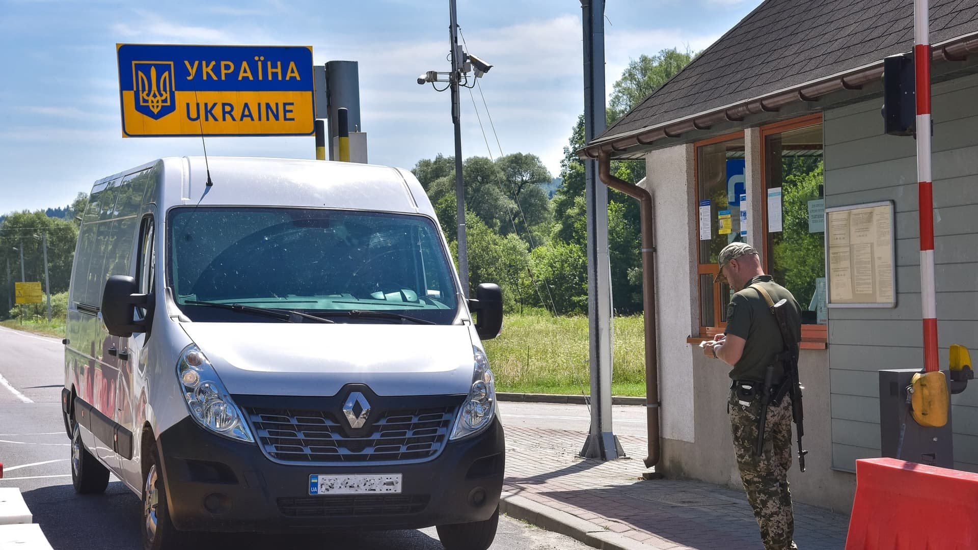 Виїзд за кордон по-новому: що змінюється з 17 липня