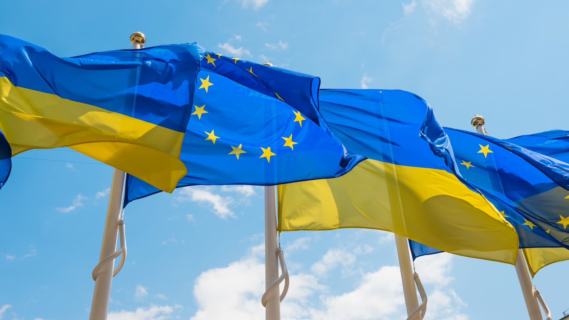 Єврокомісія рекомендує розпочати переговори про вступ України до ЄС