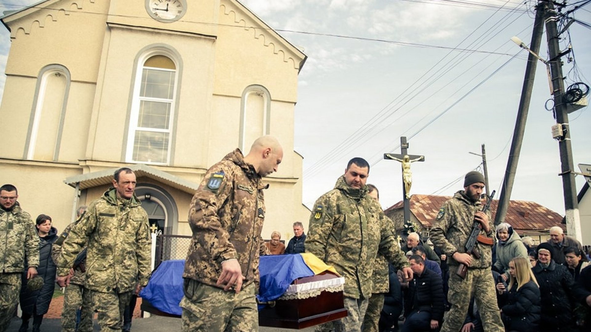 Влітку став на захист України: у Мукачівській громаді попрощались із Героєм
