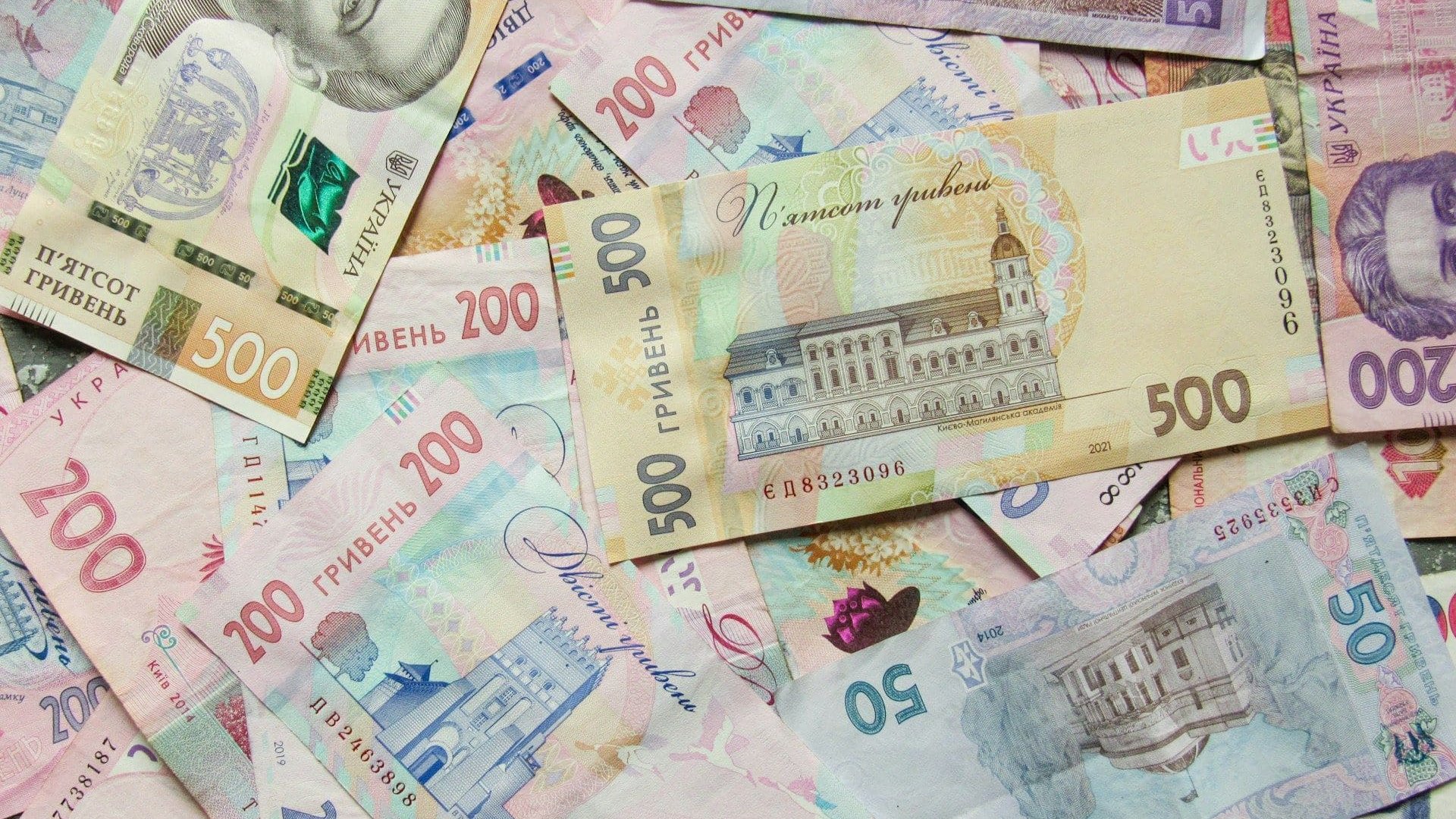 Середня зарплата в Україні знову зросла: відомі лідери та ситуація на Закарпатті