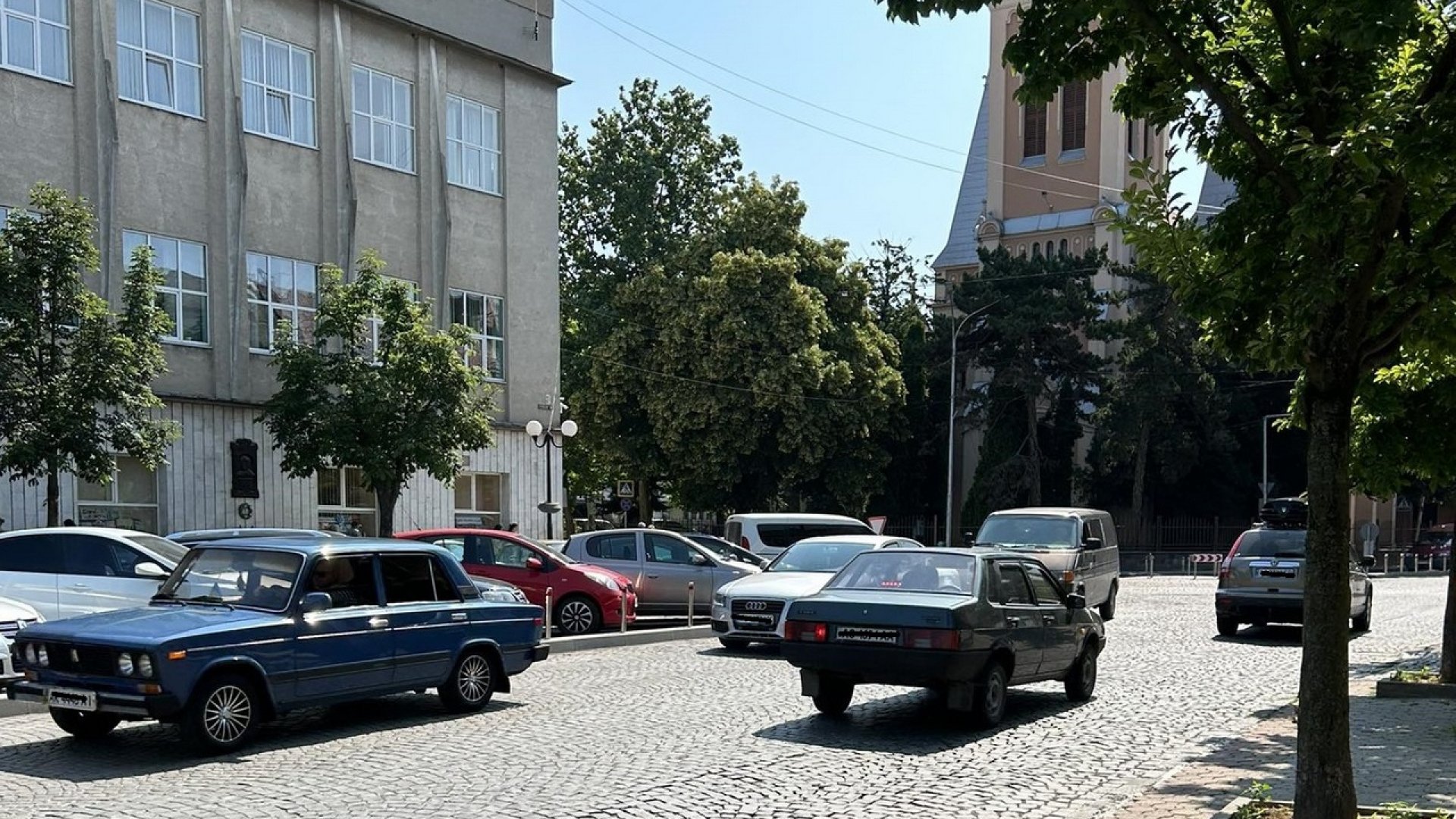 У Мукачеві порушують правила паркування