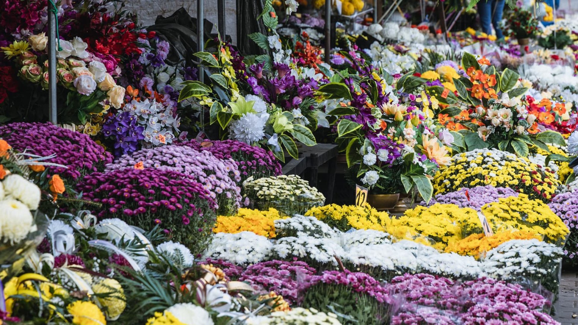 День пам’яті померлих: скільки коштують на ринку у Мукачеві вінки, живі квіти та свічки