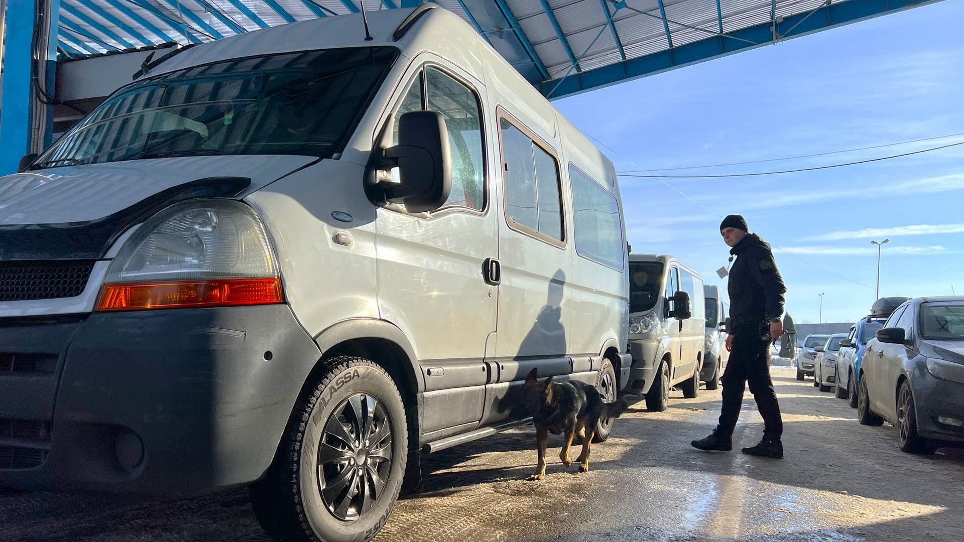 Водій автобуса вдавав законослухняного громадянина: що сталось на КПП