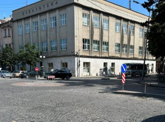 Облаштовують зони для паркування автомобілів та впорядкують пішохідні зони У Мукачеві оновлюють дорожню інфраструктуру