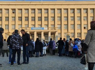 Під будівлею ОДА мітингують закарпатці