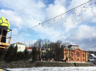 Сьогодні увечері пішохідний міст в Ужгороді засяє новою святковою ілюмінацією