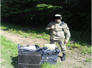 Закарпатські прикордонники затримали контрабандистів з трьома тисячами пачок цигарок