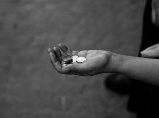 Закарпатка жебракувала разом із дворічним сином
