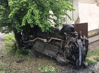 Зіткнулися два автомобілі. Один із них перекинувся